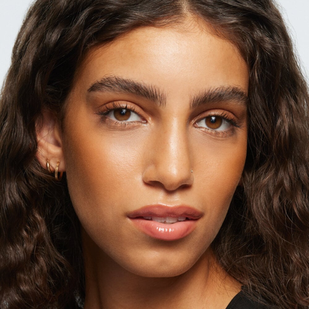 A person with neutral makeup